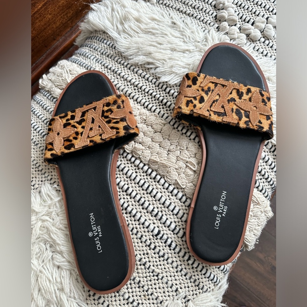Louis Vuitton Flat sandals 9.5 great condition authentic no box